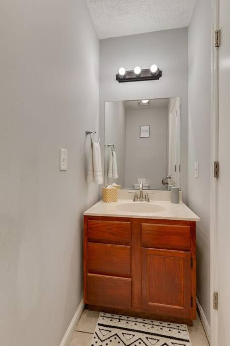 Lovely 2 Bdr Condo With Balcony 2M To Broadway Nashville Bagian luar foto